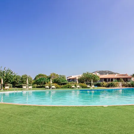 Guesthost - Poolside Paradise Near The Daire Porto Istana