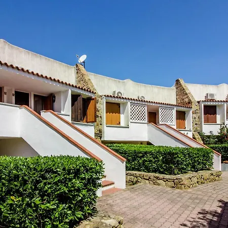 Апартаменты Guesthost - Poolside Paradise Near The Porto Istana