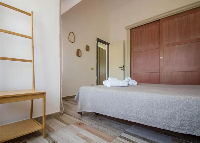 Guesthost - Poolside Paradise Near The Porto Istana