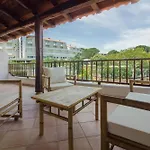 Guesthost - Poolside Paradise Near The