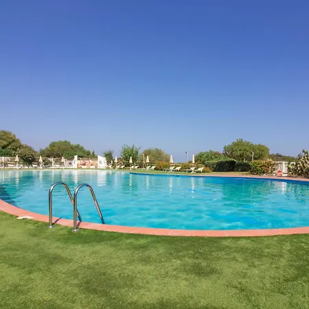 Daire Guesthost - Poolside Paradise Near The