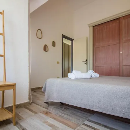 Guesthost - Poolside Paradise Near The Porto Istana