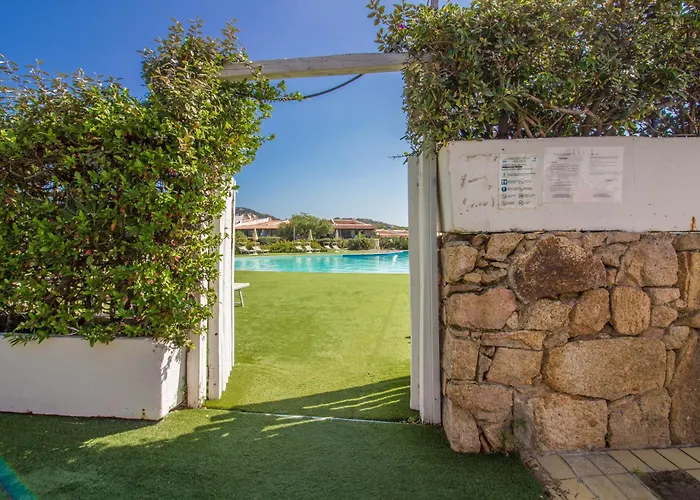Guesthost - Poolside Paradise Near The Apartman *
